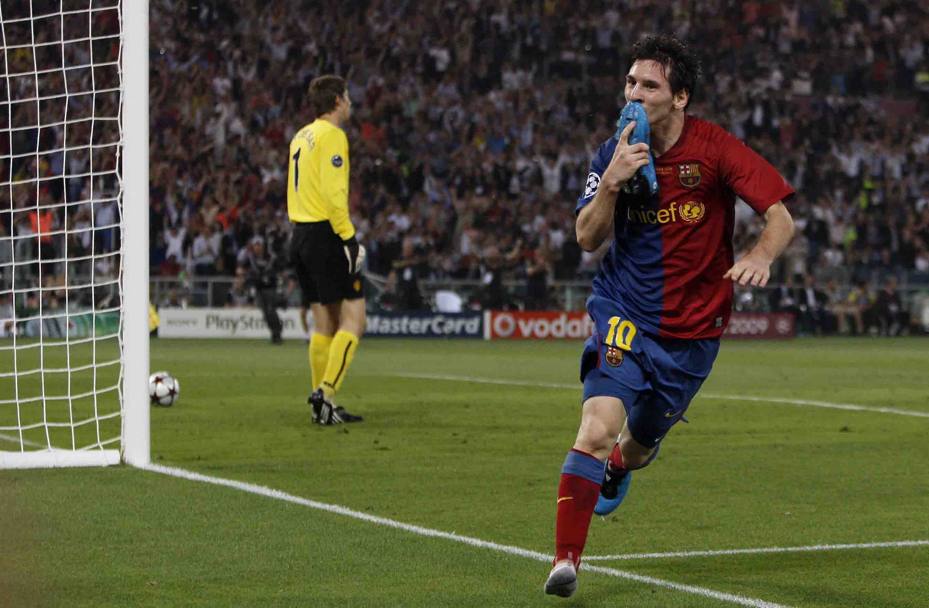 La celebre esultanza dell’argentino che bacia la scarpa. E’ la finale di Champions a Roma tra i blaugrana e il Manchester United, 27 maggio 2009 (Action Images)